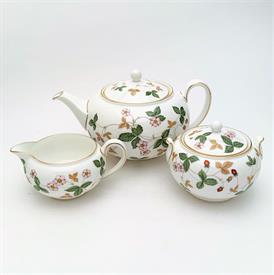 ,11P WILD STRAWBERRY BY WEDGWOOD TEA SET. CA. 1965-CURRENT                                                                                  