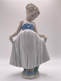 ,1009172 'LOOK AT MY DRESS' 8" TALL. COMES WITH ORIGINAL BOX                                                                                