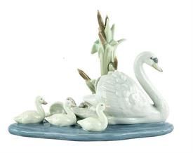,5722 FOLLOW ME MOTHER SWANS AND BABIES 6.5" LONG 4.75"TALL EXCELLENT ESTATE CONDITION                                                      