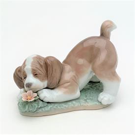 ,6832 'A SWEET SMELL' DOG WITH FLOWER FIGURINE. PRODUCED FROM 2002 TO 2009. MEASURES 4" TALL, 6" LONG, & 3" DEEP. SCULPTOR, JUAN HUERTA     