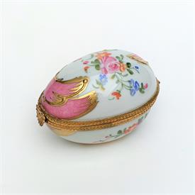 ,VINTAGE 1950'S TRADITIONAL EGG BOX IN PINK WITH HAND PAINTED & HAND ENAMELED FLORAL DETAILS. 1.7" TALL, 2.5" LONG, 1.75" WIDE              