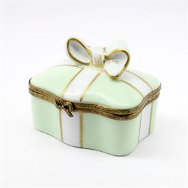 ,VINTAGE GREEN PRESENT SHAPED TRINKET BOX WITH WHITE BOW. HAND PAINTED, SIGNED. 1.8" TALL, 1.8" LONG, 2.3" WIDE                             