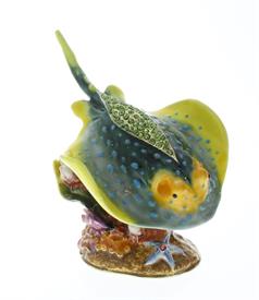 -,STINGRAY IN CORAL REEF JEWELED TRINKET BOX. 3.25" TALL, 3.25" LONG, 2.4" WIDE                                                             