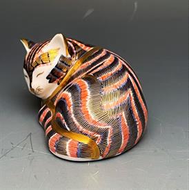 ,SMALL IMARI CONTENTED CAT PAPERWEIGHT1.25" TALL & 3.25" LONG                                                                               