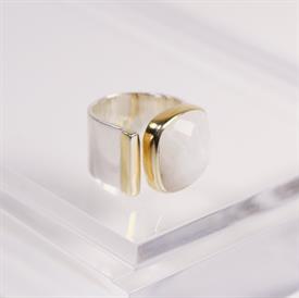 -,SELMA RING IN MOONSTONE. STERLING SILVER WITH 18K GOLD OVERLAY. SIZE 8.                                                                   