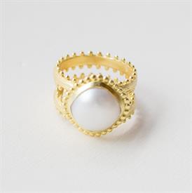 -,MARIA RING IN PEARL. 18K GOLD OVERLAY. SIZE 6.                                                                                            